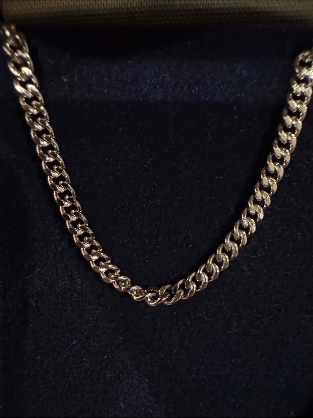 Light rhodium, sturdy infinity chain